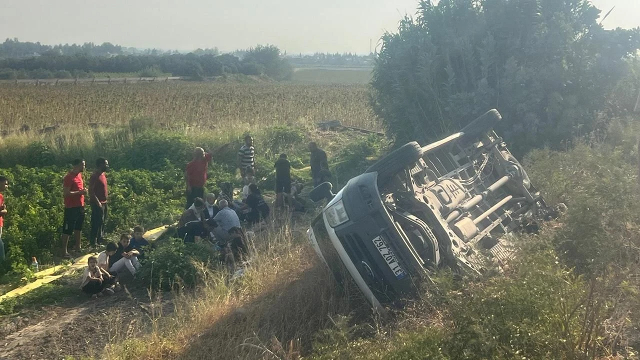 Antakya’da kaza: Minibüs devrildi, 8’i çocuk 13 kişi yaralandı