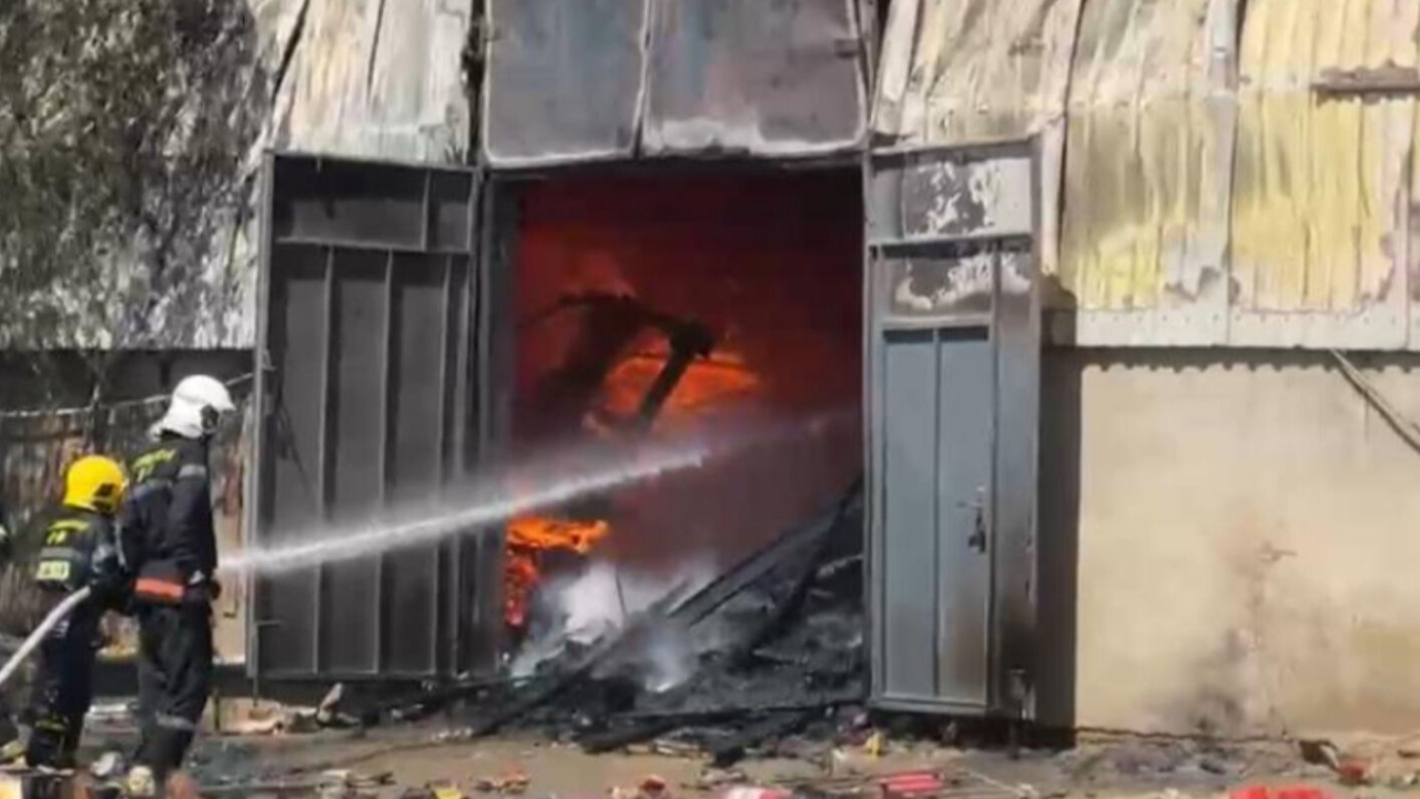 Azerbaycan’da alışveriş merkezi alevlere teslim oldu