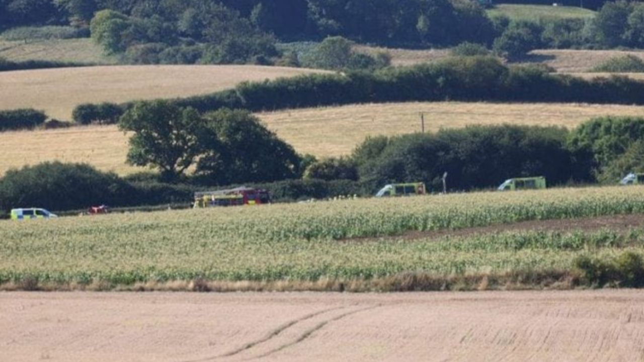 Wight Adası’nda feci kaza: Helikopter tarlaya çakıldı