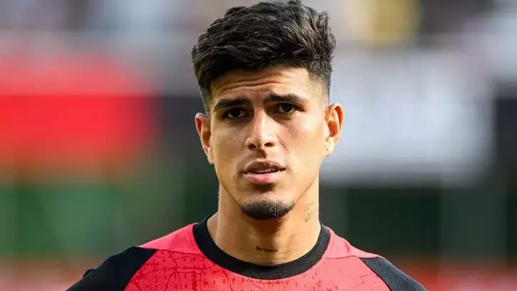 Arsenal, Tottenham&#039;ın elinden Hincapie&#039;yi kapıyor