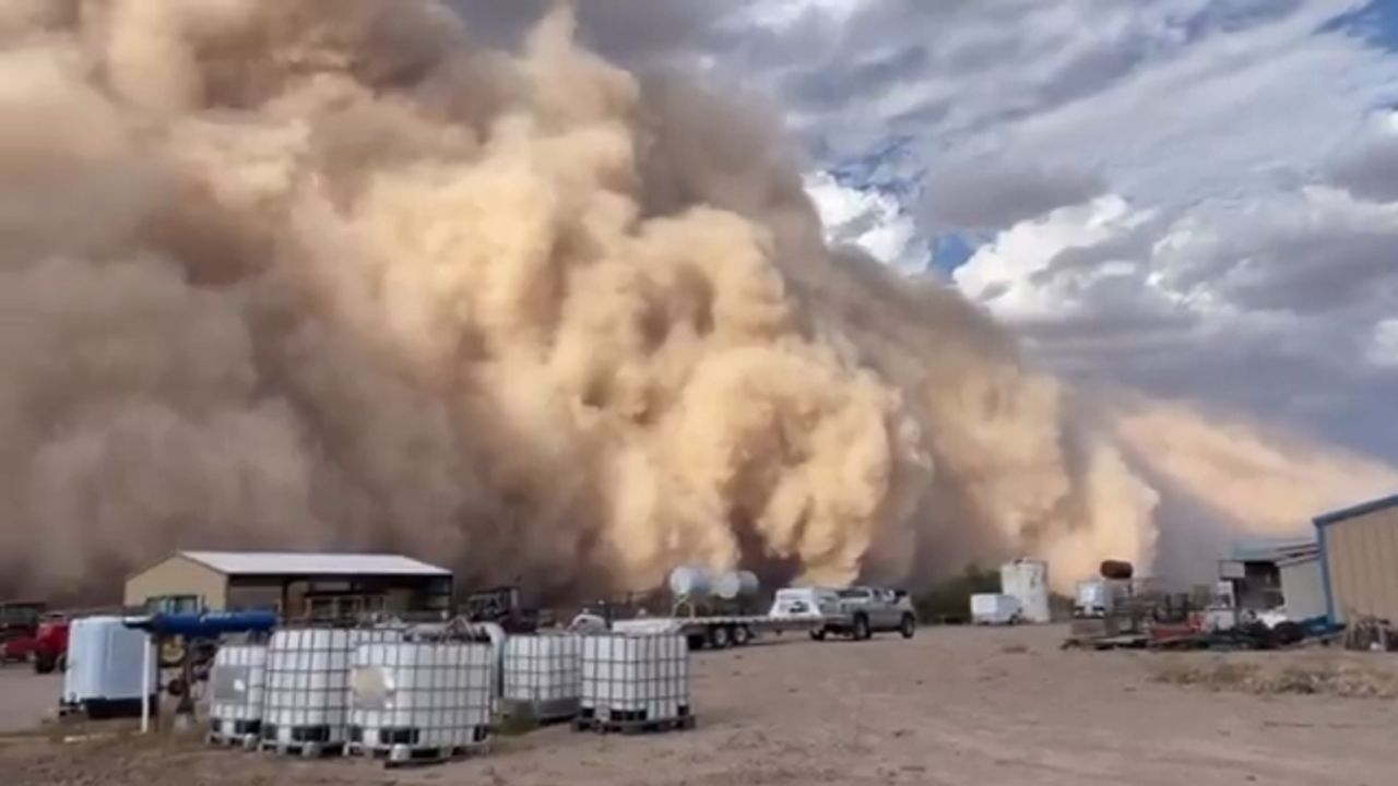Arizona&#039;yı vuran kum fırtınası hayatı felç etti