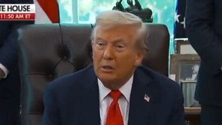 Trump, Oval Ofis’te telefonu çalan ismi dışarı attı