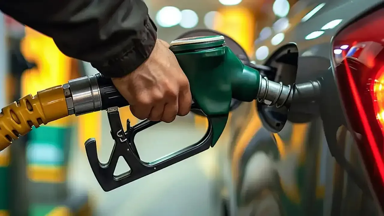İzmir’de akaryakıta zam alarmı: Gece tabelalar değişecek