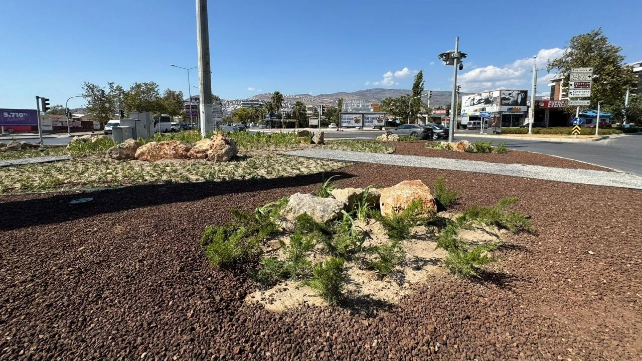 İzmir’in sembolik kavşakları renklendirildi