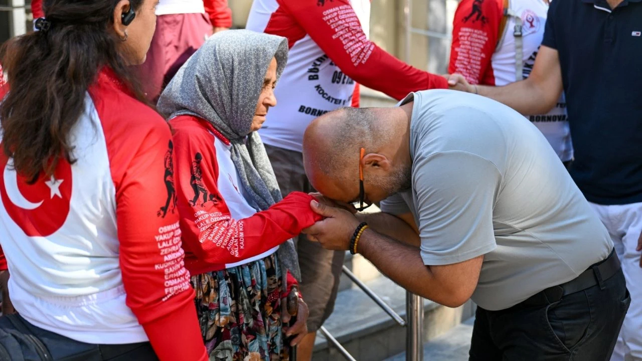 Bornova’dan kurtuluşa pedal: Türk Bayrağı ile yola çıktı
