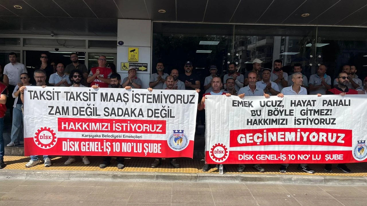 Karşıyaka Belediyesi önünde iş bırakma eylemi sürüyor