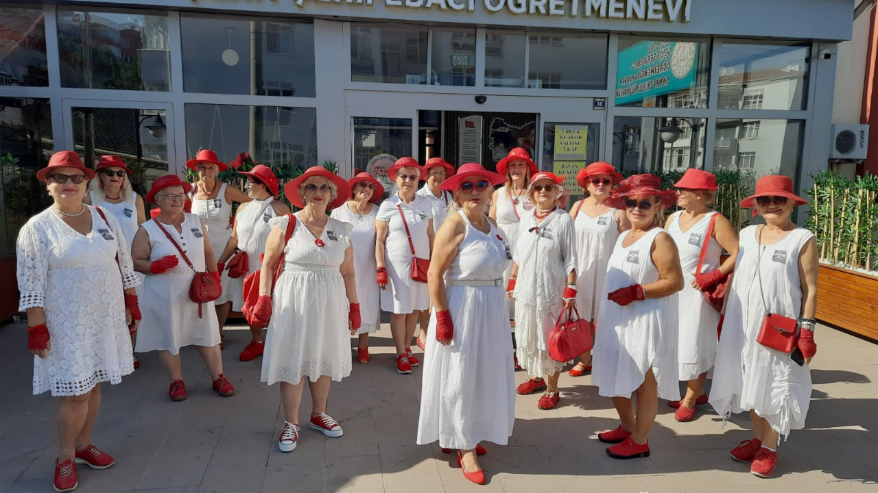 Şapka seven Cumhuriyet Kadınları 100. yılını kutladı