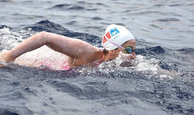 Bengisu Avcı’dan tarihi başarı: 14.5 saat yüzdü