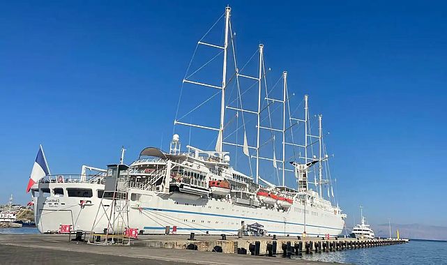 Dünyanın en büyük yelkenlisi Çeşme’de