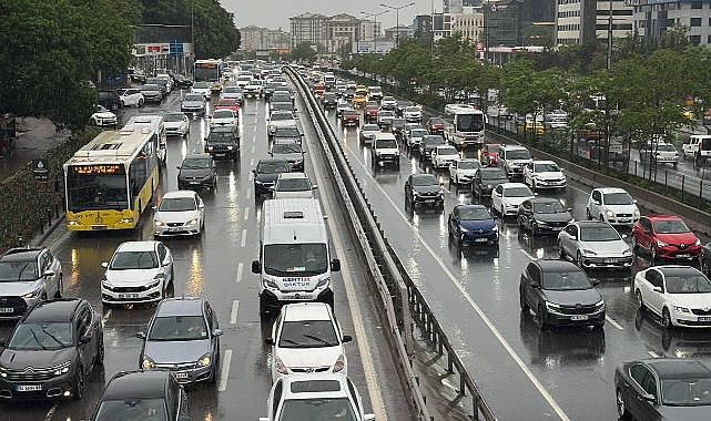 Manavgat’ta kaza: Takla atan otomobil hurdaya döndü