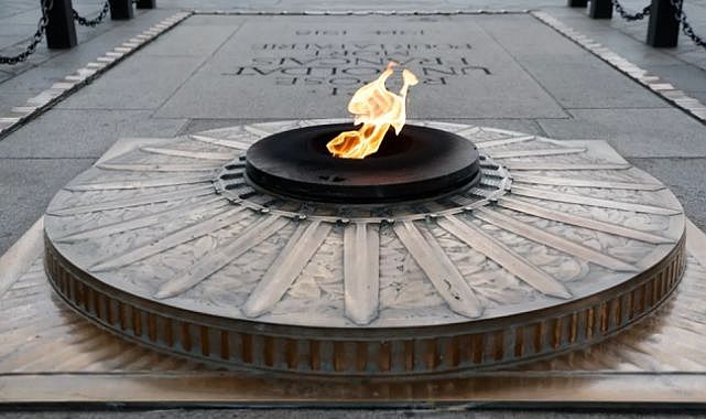 Paris’te Meçhul Asker’in aleviyle sigara yakmak tepki çekti