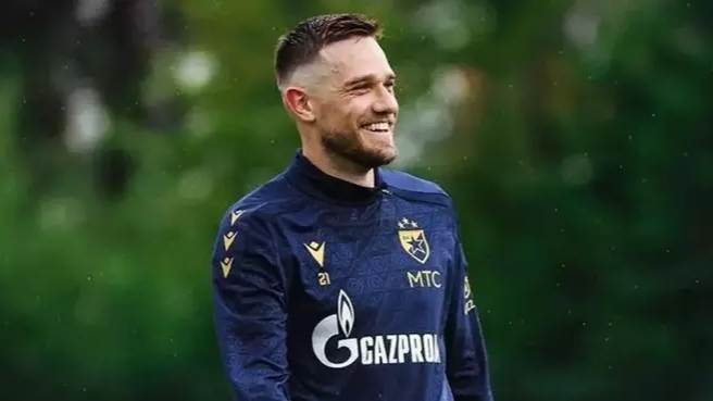 Trabzonspor’un ilgilendiği Elsnik, takımında kalıyor