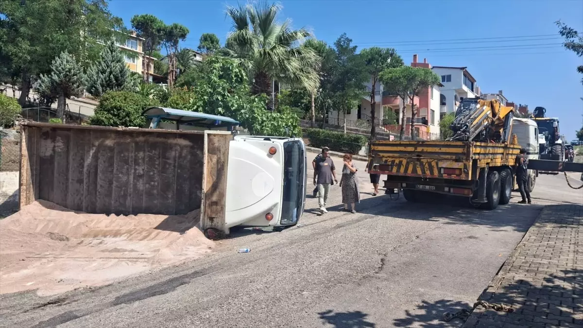 Sinop’ta freni boşalan kamyonet devrildi: 1 yaralı
