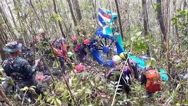 Endonezya’da helikopter düştü: Enkaz ormanda bulundu