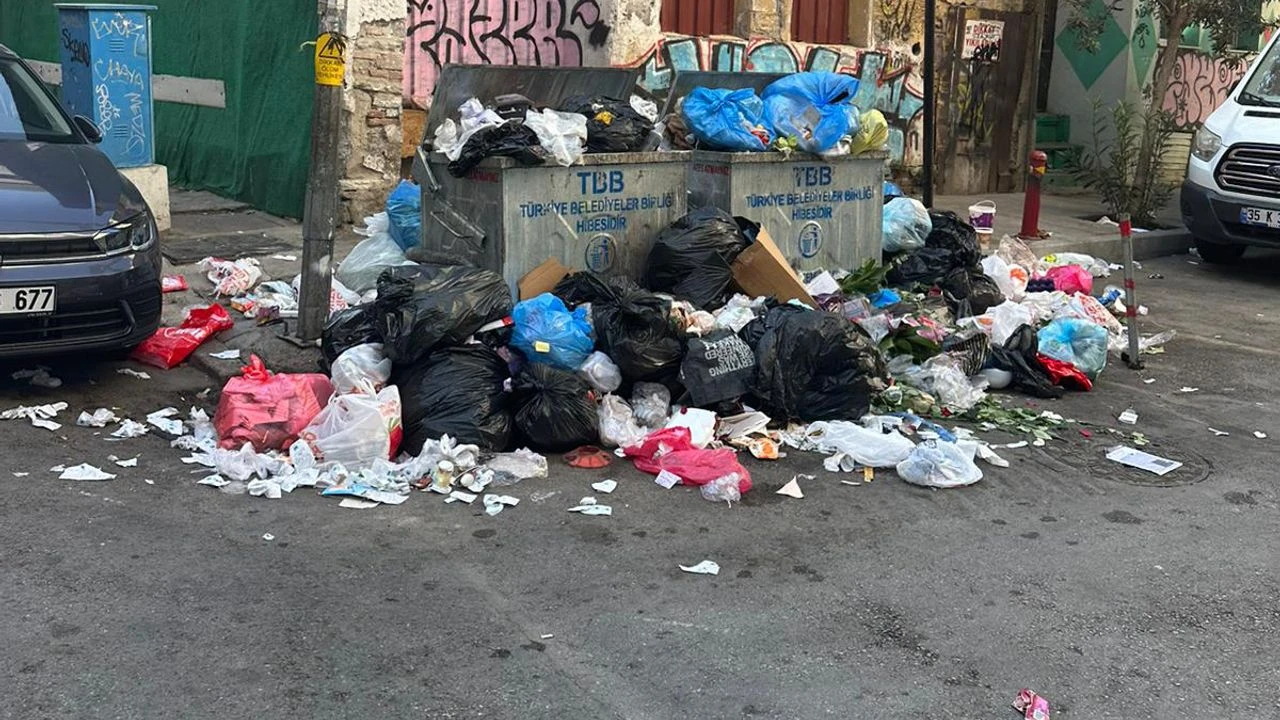 Konak’ta maaş krizi çöp dağlarını getirdi