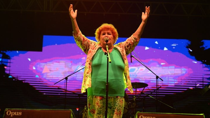 Selda Bağcan sahnede viral olan o anıyla dikkat çekti