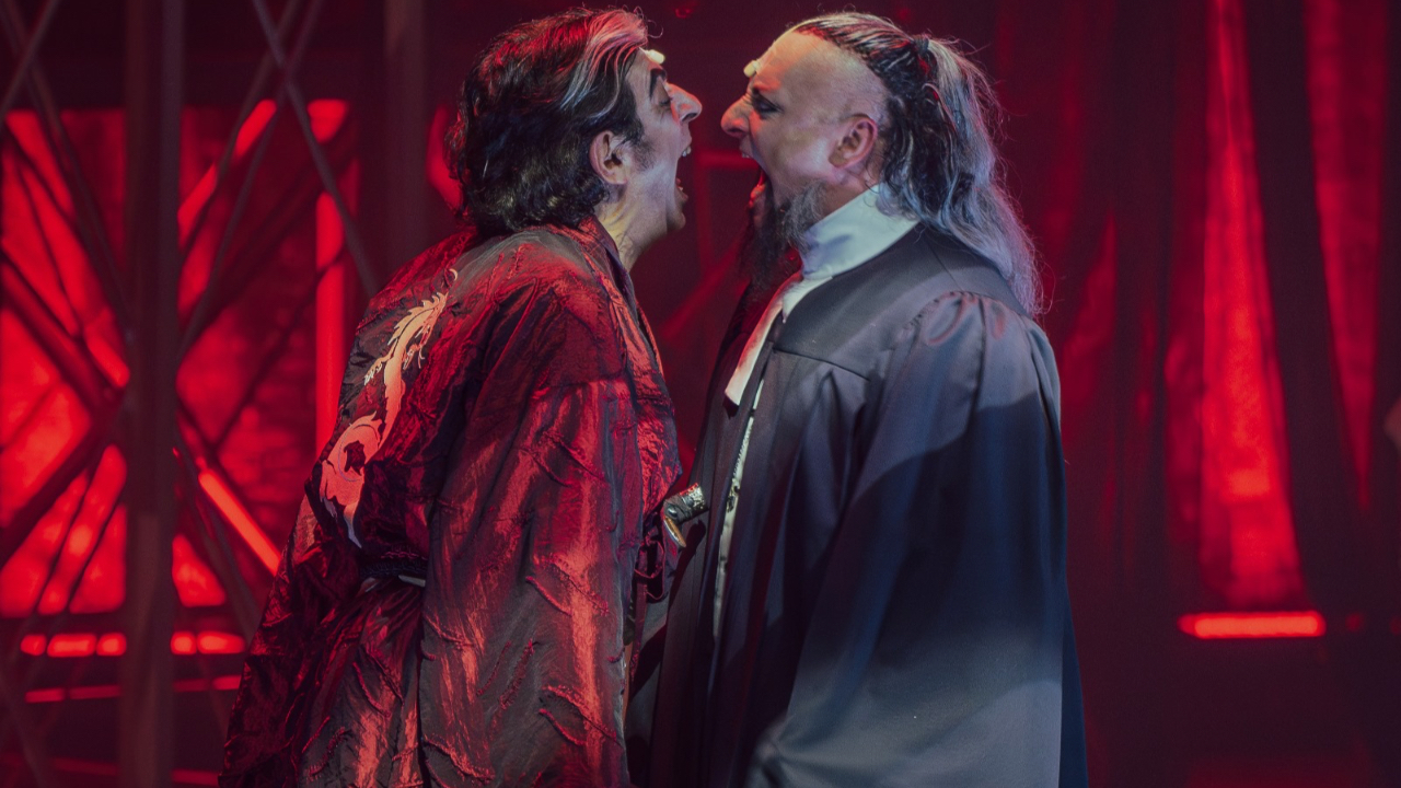 Bayülgen ve Cepkin “Drakula” ile İzmir sahnesinde