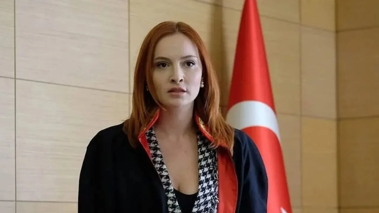 Oğlunu bekleyen Başak Gümülcinelioğlu ayna pozuyla dikkat çekti!