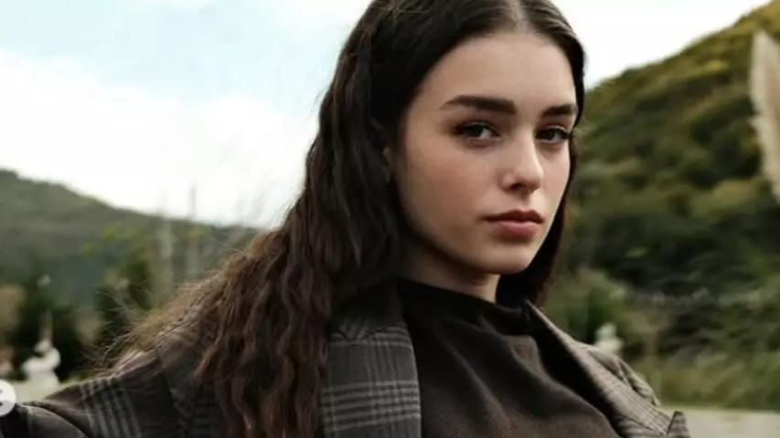 İnci Taneleri’nin Ayça’sı tarzıyla büyüledi