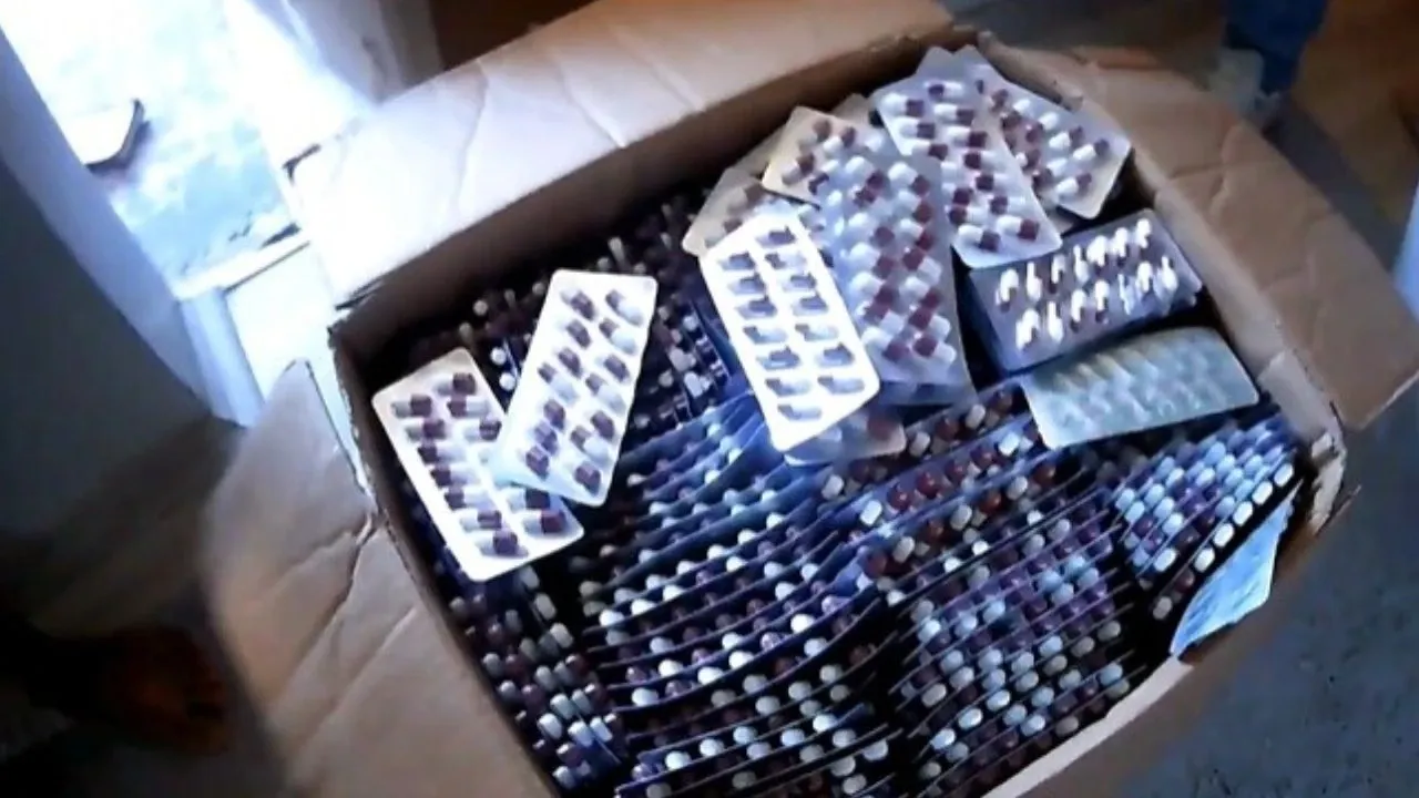 Karabağlar’da okul önünde zehir taciri yakalandı