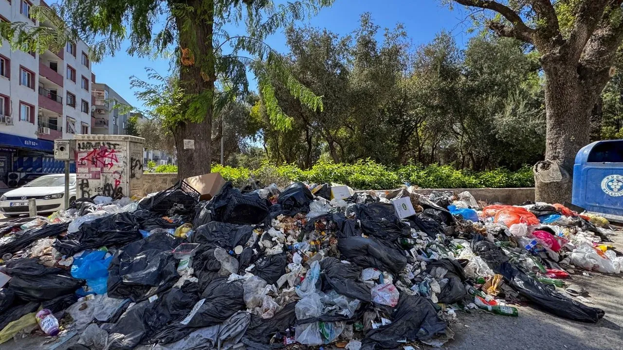 İzmir’de çöp krizi büyüyor esnaf mazotla önlem aldı