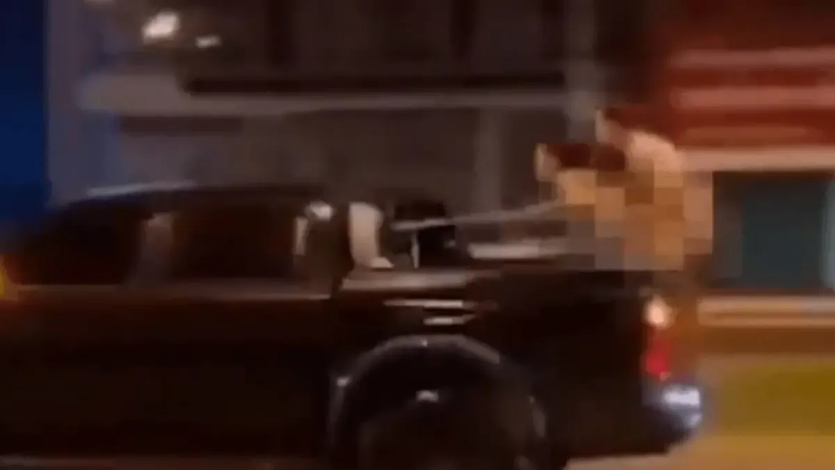 Rus Çift Kamyonet Kasasında Uygunsuz Hareketle Yakalandı