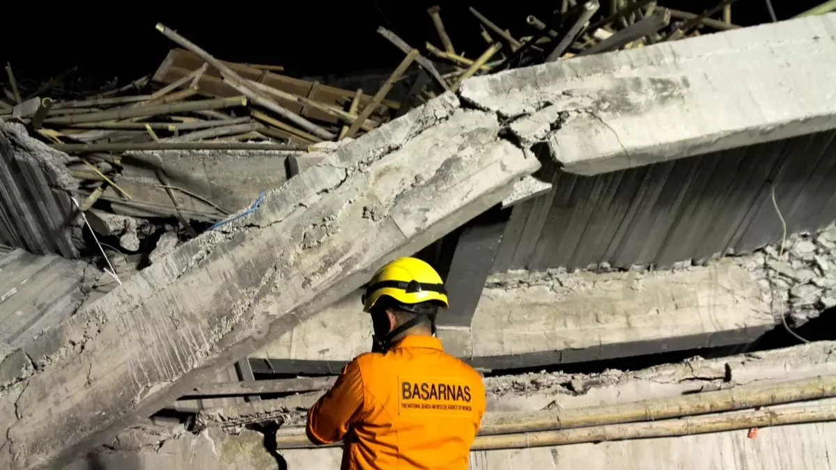 Endonezya’da okul çöktü: 3 ölü, 65 öğrenci enkaz altında
