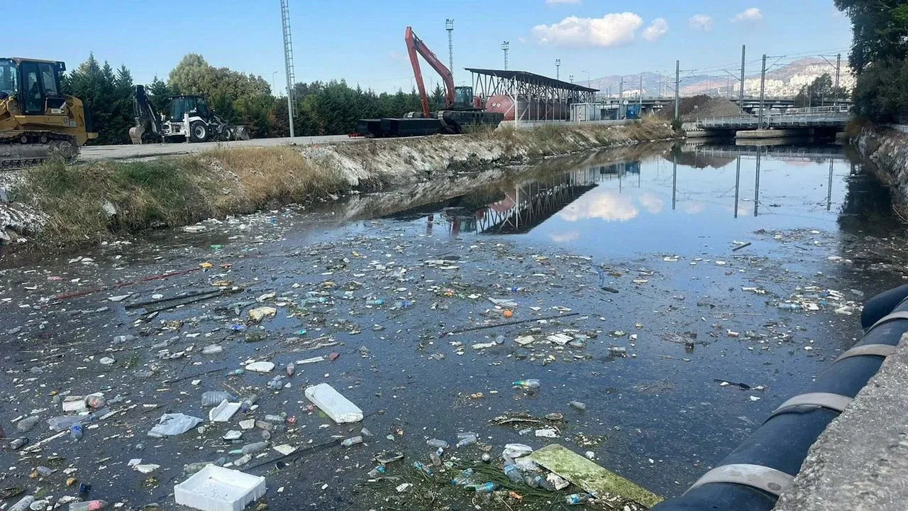Halkapınar Deresi’nde atıklar çevreyi sardı