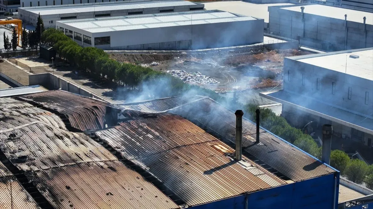 İzmir’de fabrika yangını itfaiye müdahalesiyle durduruldu
