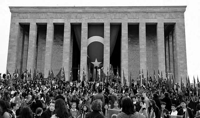 HERKES ŞAPKASINI ÇIKARSIN;  EN BÜYÜK DEVRİMCİYİ SELAMLAYACAĞIZ…