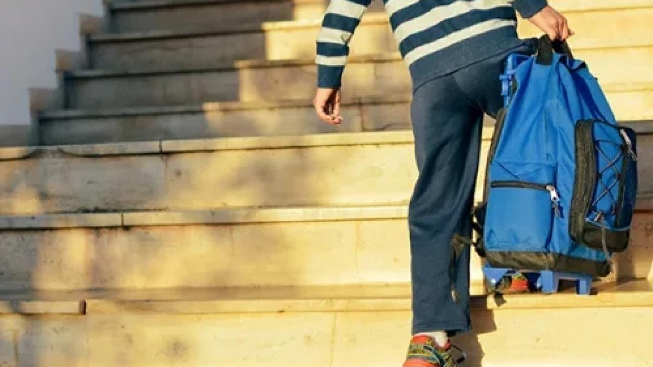 Ağır okul çantaları skolyozu tetikliyor... Ağrılar kronikleşiyor