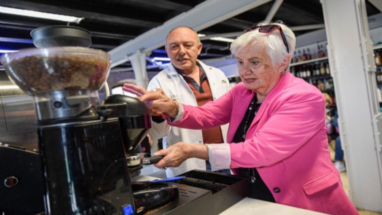 İleri yaş bireyler kahve kültürünü öğreniyor: İzmir Büyükşehir Belediyesi’nden renkli barista eğitimi