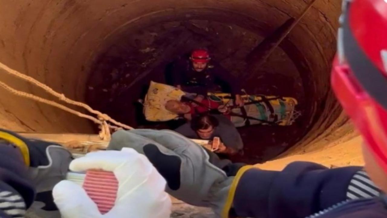 İzmir&#039;de 80 yaşındaki adam 12 metrelik kuyuya düştü: İtfaiyeden mucize kurtarış