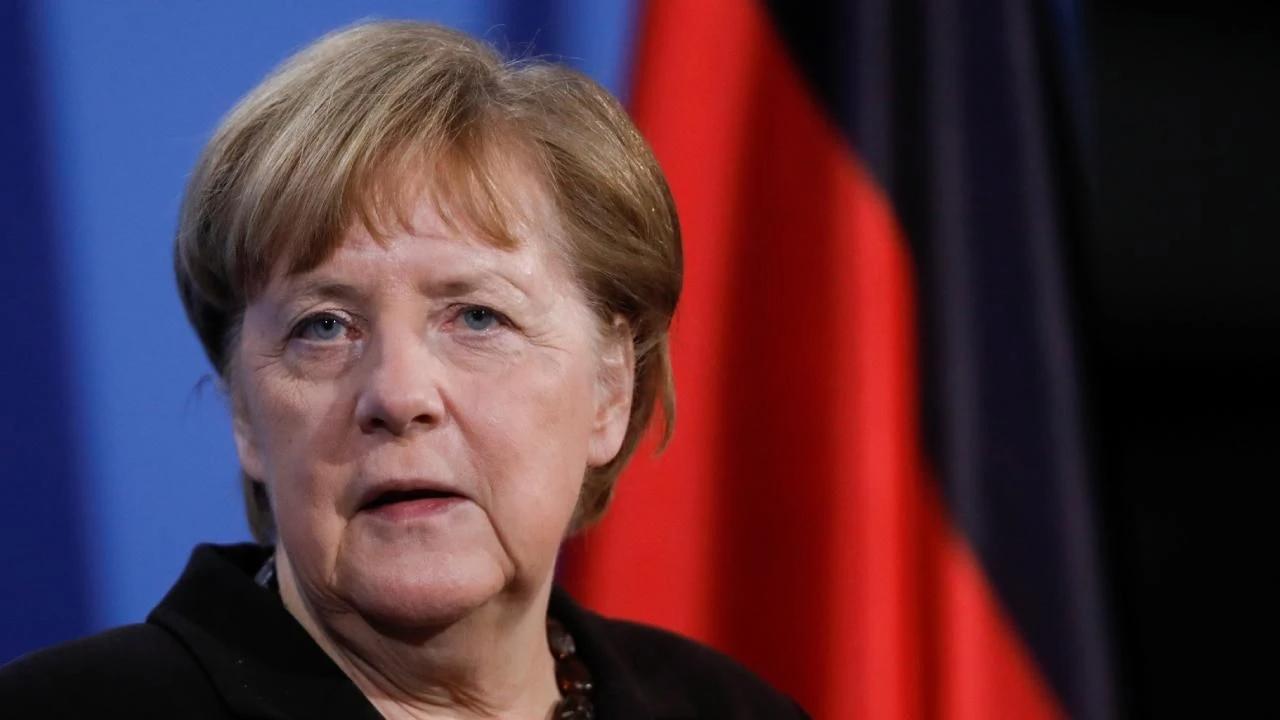 Angela Merkel&#039;e suikast: Kiralık katil için bağış toplandı!
