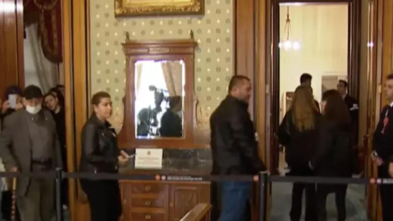 Binlerce vatandaş &#039;Özlem ve Minnetle&#039; Dolmabahçe Sarayı&#039;na yürüdü