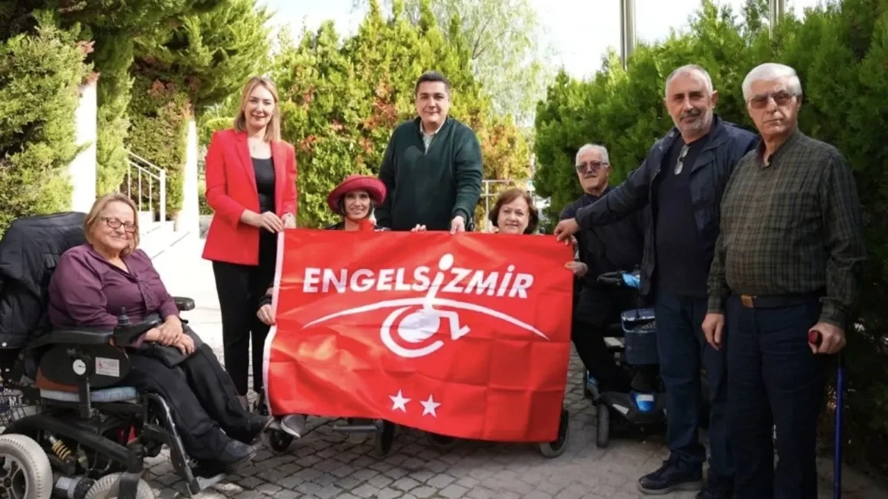 Çeşme Belediyesi Alaçatı Ek Hizmet Binası kırmızı bayrak ödülü aldı