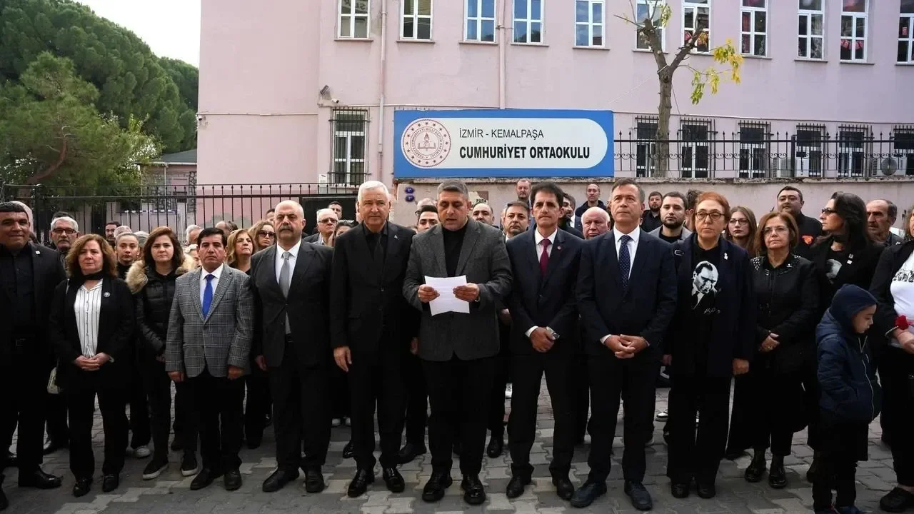 CHP İzmir’den MEB&#039;e 10 Kasım tepkisi: Atatürk milletin kalbindedir!