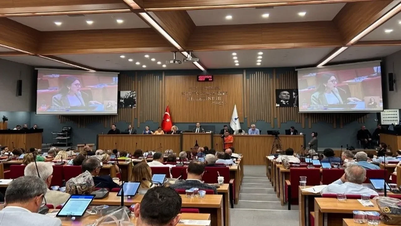 Foça’yı sel vurdu, AK Parti’den tepki geldi: İZSU görevini doğru düzgün yapmadı!