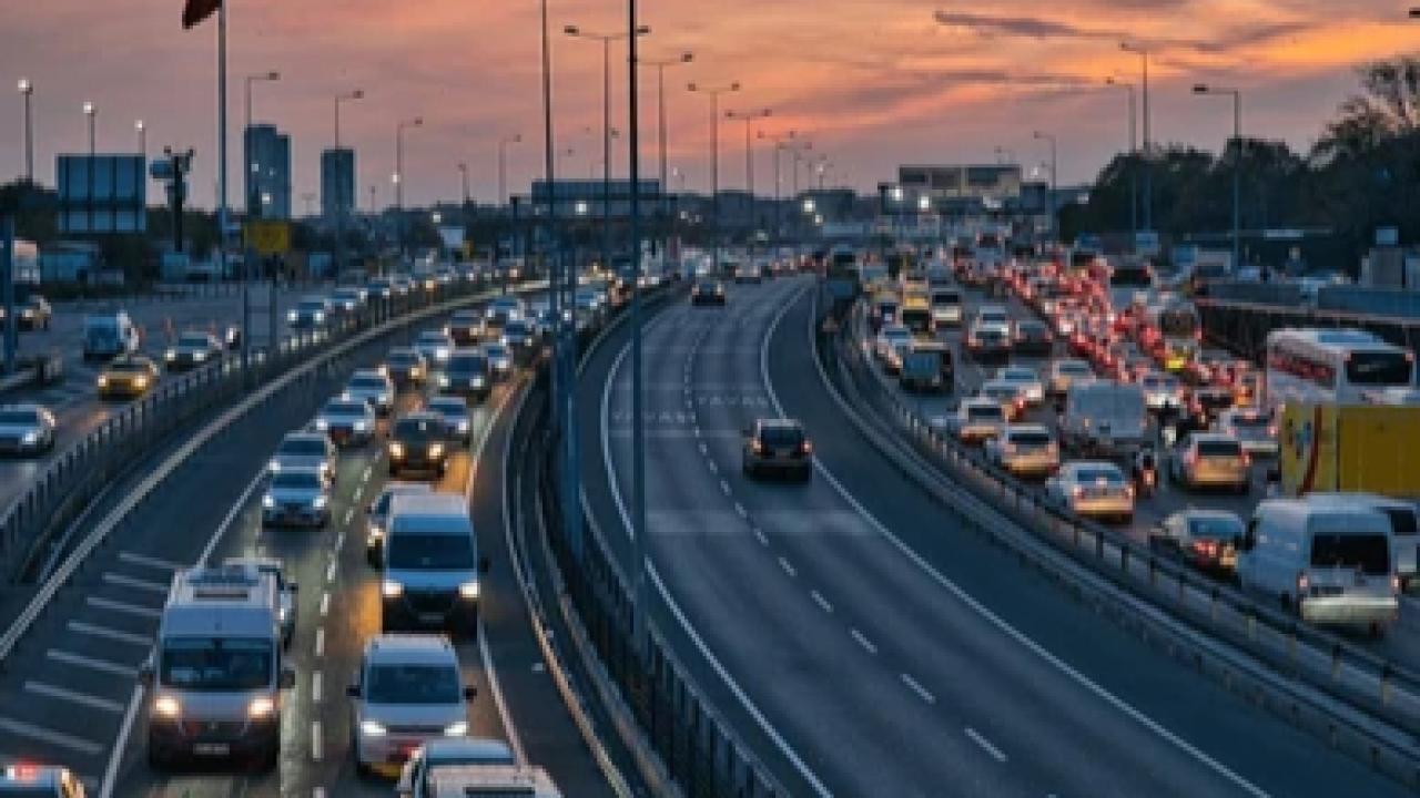 İstanbul&#039;da trafik durma noktasına geldi! Yoğunluk yüzde 89&#039;a ulaştı