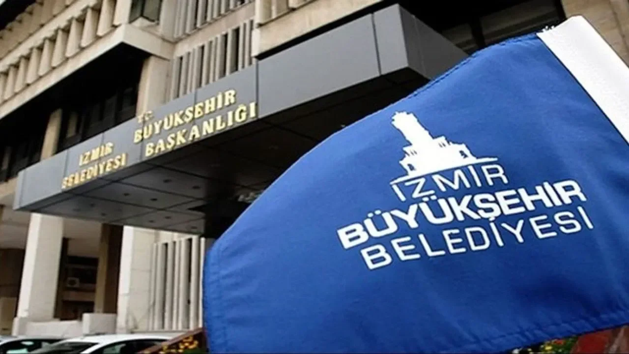 İzmir Büyükşehir Belediyesi’nin 2026 yılı bütçesi hazırlanırken, kentteki otopark ücretlerine yeni yıldan itibaren önemli bir artış yapılacağı netleşti. Geçtiğimiz yıl fiyat tarifesinde değişikliğe gitmeyen belediye, bu kez yüzde 50 ile yüzde 185 arasında