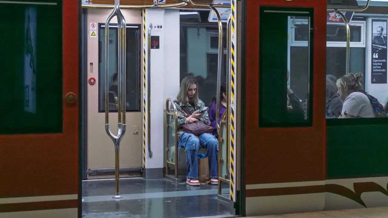 İzmir Büyükşehir&#039;den metroda internet düzenlemesi!