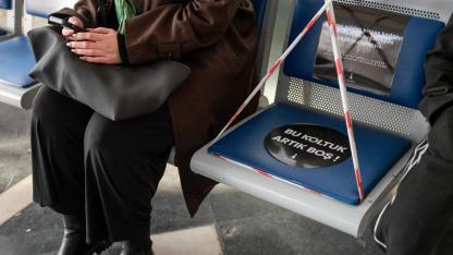 İzmir’de 25 Kasım için anlamlı mesaj: Bir koltuk boş, bir kadın eksik!