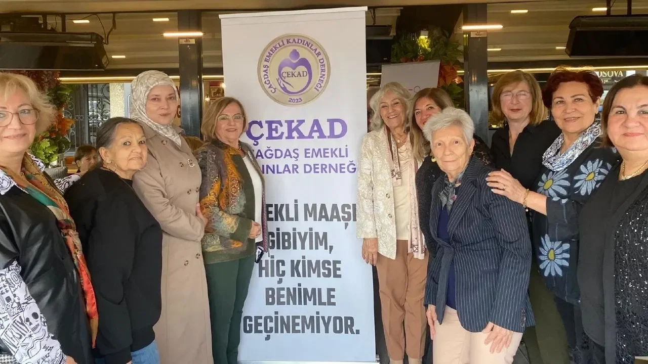 İzmir&#039;deki emekli kadınlar dayanışma için buluştu