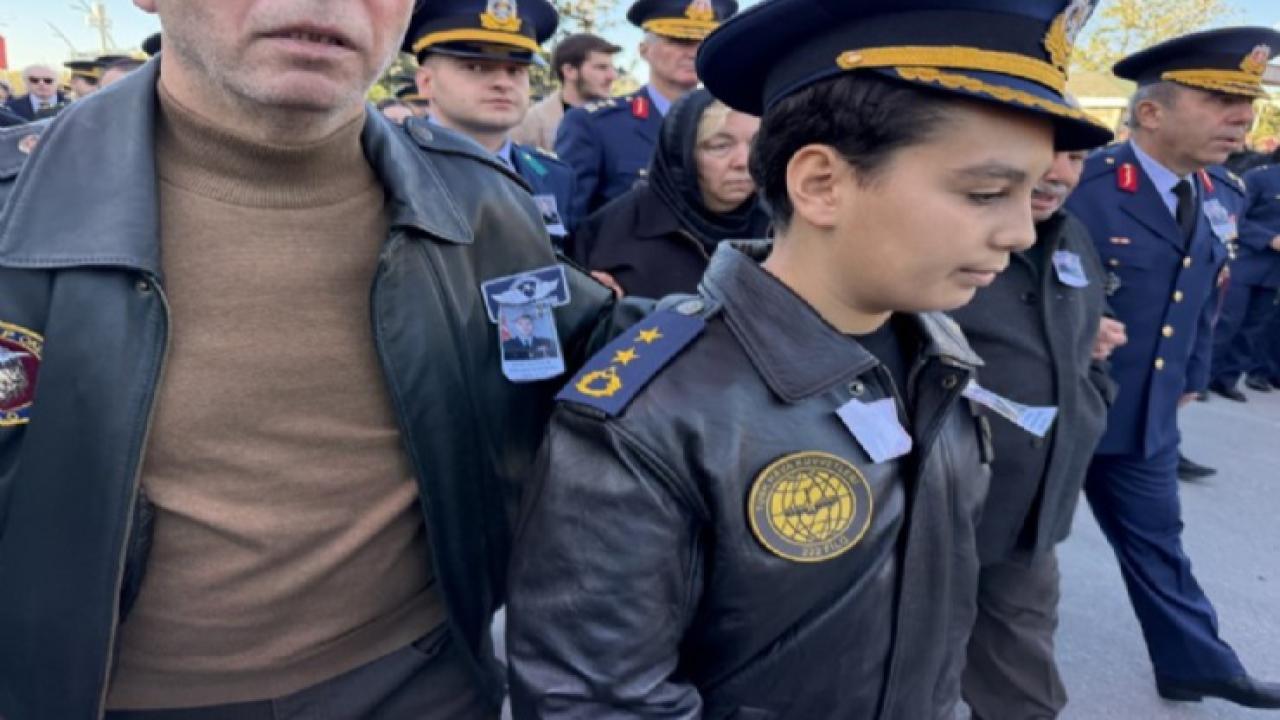 Şehit Pilot Yarbay Korkmaz&#039;ın oğlu babasının kıyafetleriyle son yolculuğuna uğurladı