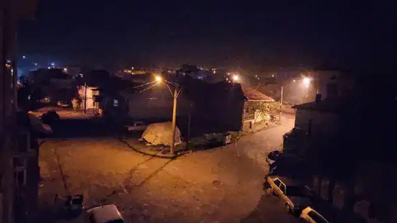 Sındırgı&#039;da gece yarısı korkutan deprem!