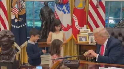Trump'tan Oval Ofis'te çocuklara cömert hediyeler