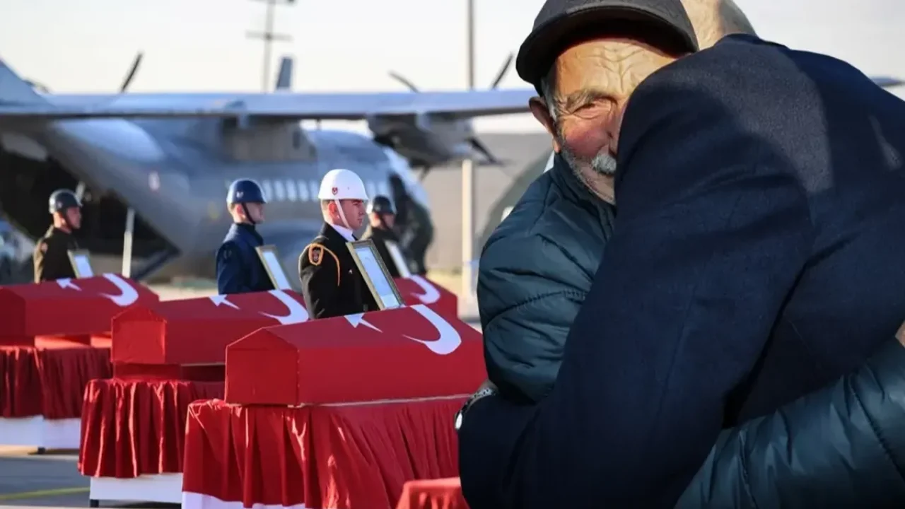 Türkiye, 20 şehidini uğurluyor! Törende yürek yakan görüntü
