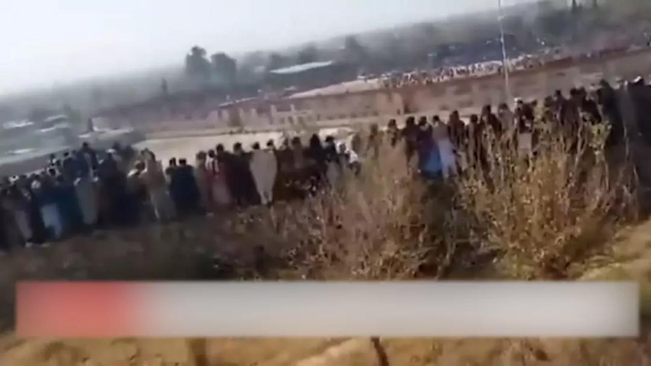 Afganistan&#039;da kanlı infaz: 13 yaşındaki çocuğa 3 kişi öldürttüler! 80 bin kişi izledi