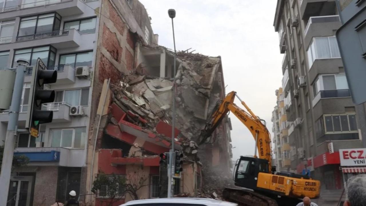 Balçova’da ruhsatsız yıkım iddiası… Vatandaşlardan belediyeye tepki!