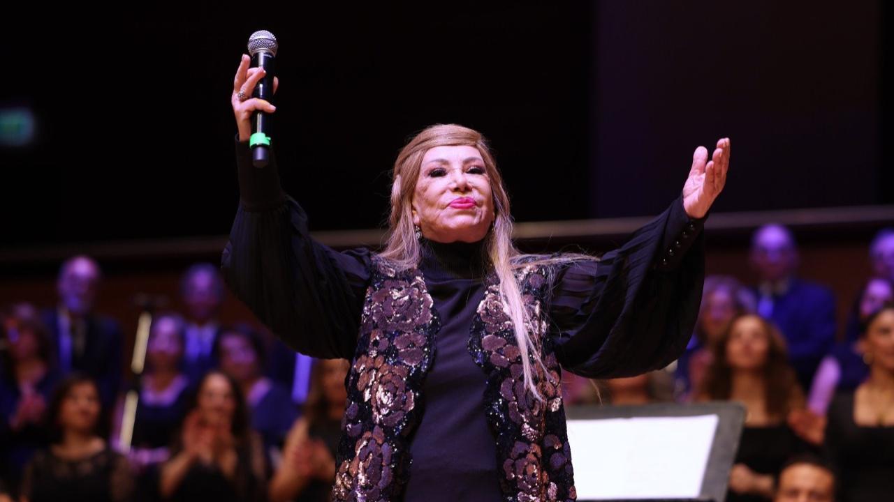 Bedia Akartürk'ten Büyükşehir korosuna yeni yıl sürprizi